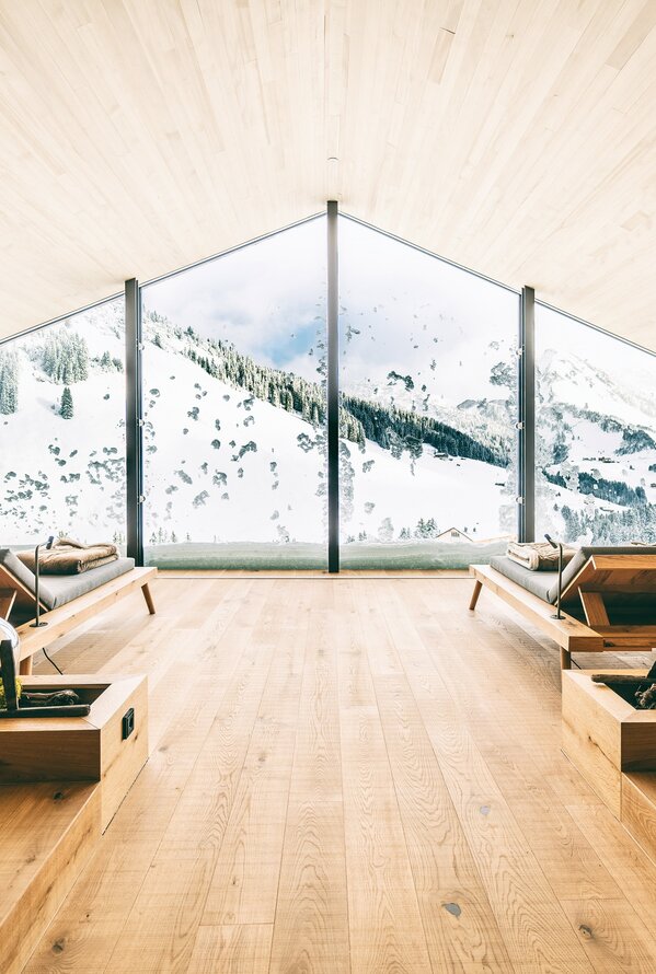 Relaxation room with winter mountain panorama | Wellnesshotel Arlberg