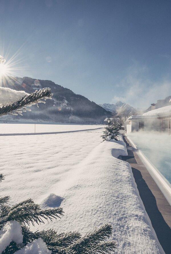 Außenpool in verschneiter Winterlandschaft | Wellnesshotel Theresa, Urlaub in Zell am Ziller