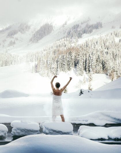 Abkühlung im Schnee nach dem Saunagang | Übergossene Alm Resort, Wellnesshotel Hochkönig