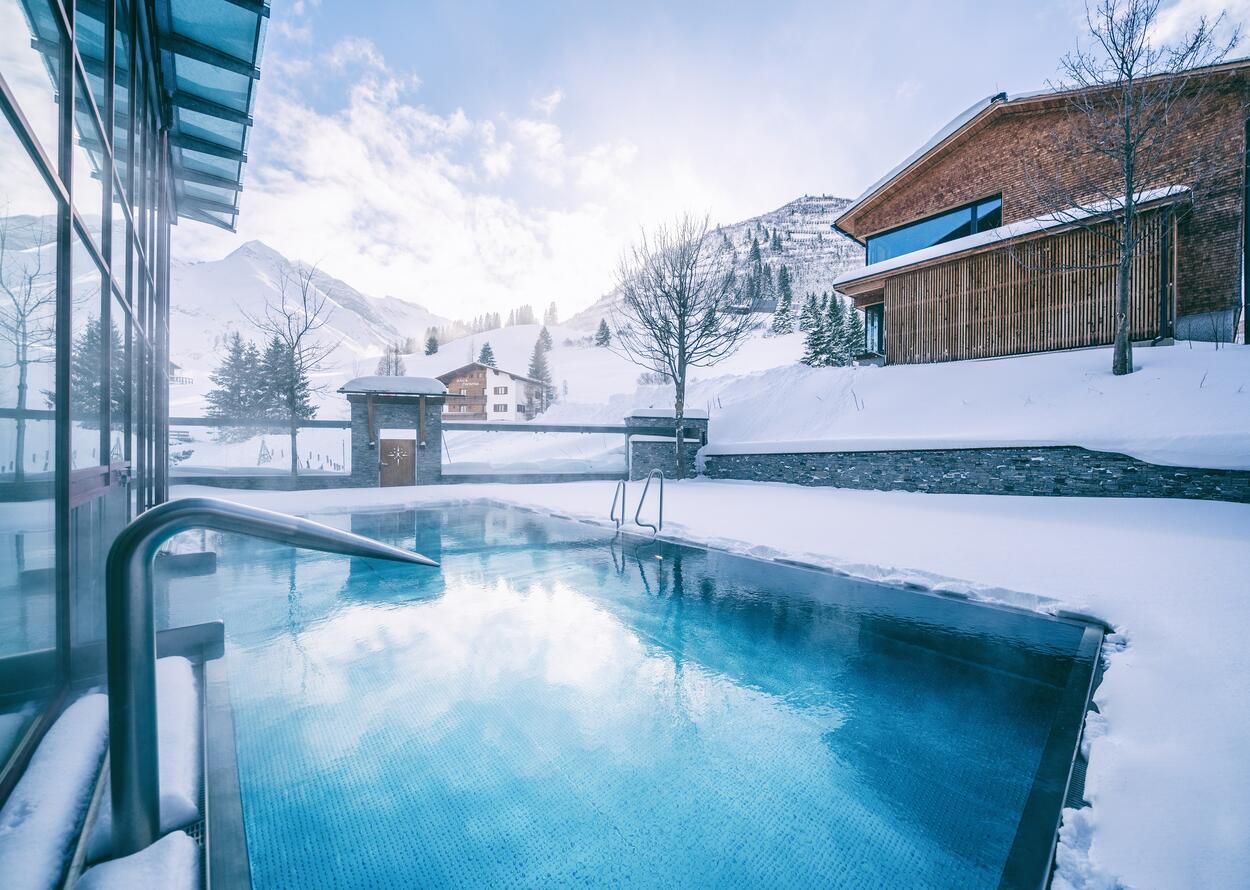 Beheiztes Außenpool in Schneelandschaft | Wellnesshotel Warther Hof, Arlberg