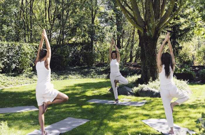 Frauen stehen im Kreis und machen Yoga | Luxury Hideaway & Spa Retreat Alpenpalace, Wellnesshotel Südtirol