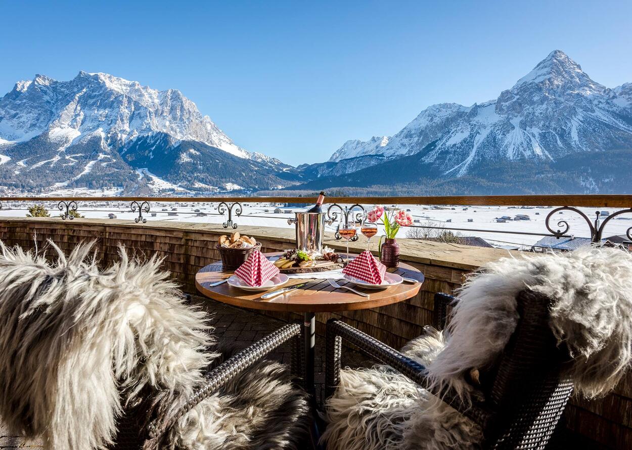 Stühle mit Fell Terasse Winter| Wellneshotel Post Tirol